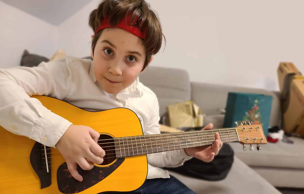 kids-guitar-lesson-milan